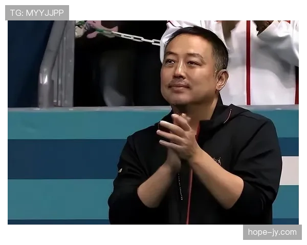 刘国梁和明星合照那会儿我只盯着他手腕的表——我家俩月菜钱估计买不了