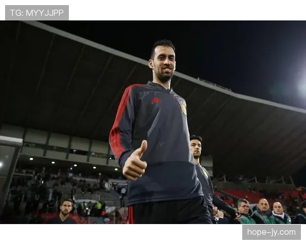 德容与布斯克茨的位置理解差异：中场组织核心的思维层级之别