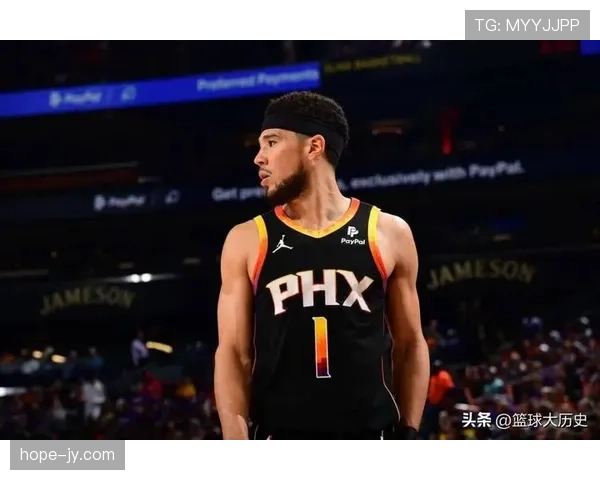 德文·布克发的家照，我死盯着角落那堆鞋看了半小时